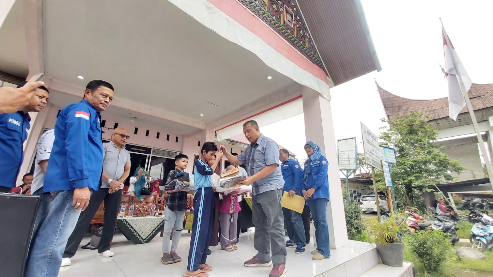 PT Semen Padang melalui Forum Nagari Kelurahan Padang Besi, menyalurkan bantuan perlengkapan sekolah sebanyak 121 paket